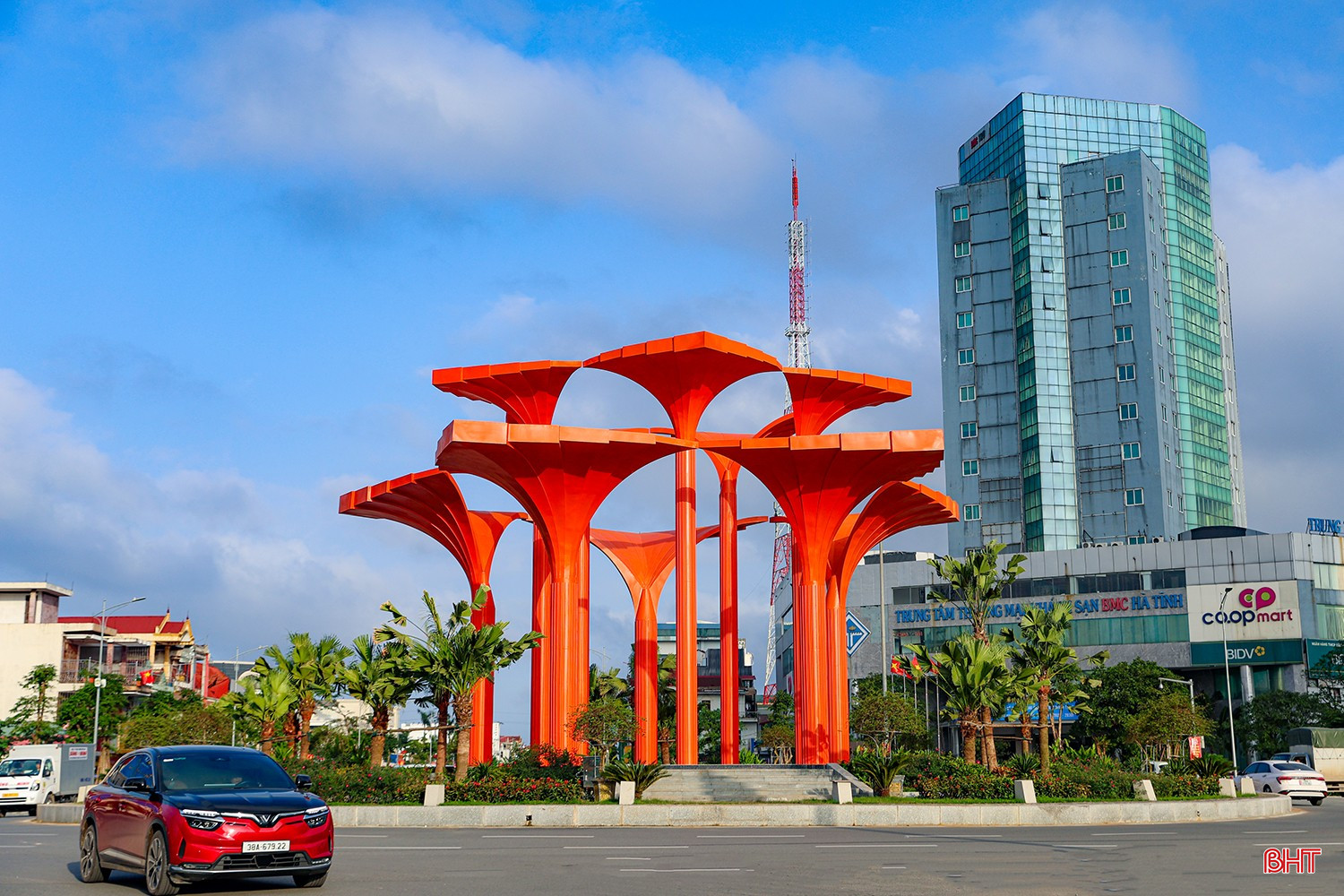 Thi công biểu tượng nghệ thuật tại bùng binh thành phố Hà Tĩnh