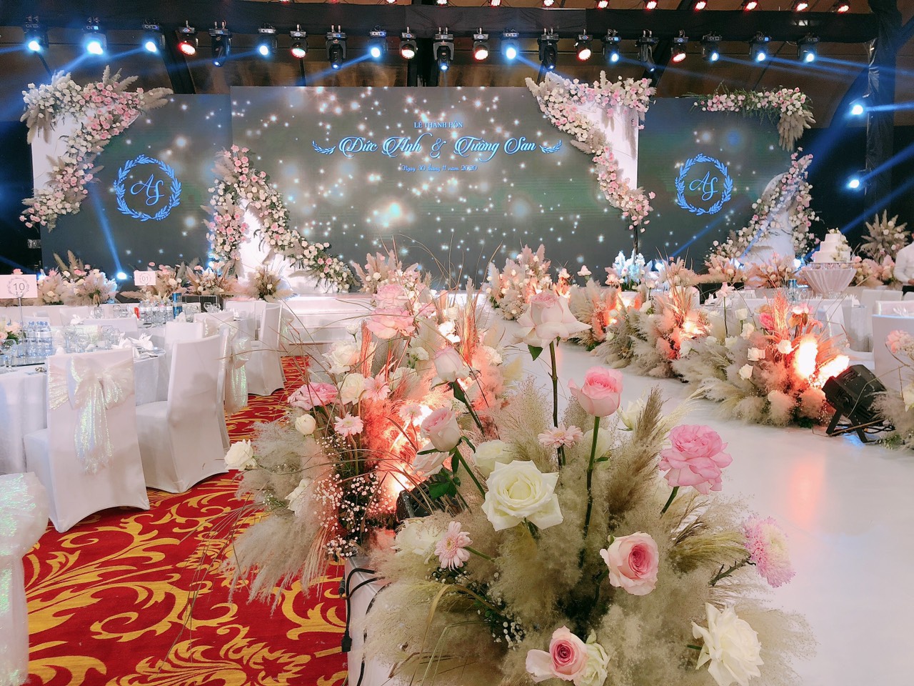 Trang trí sân khấu đám cưới