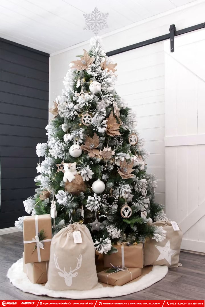 Trang trí cây thông Noel màu trắng cùng với hộp quà Noel