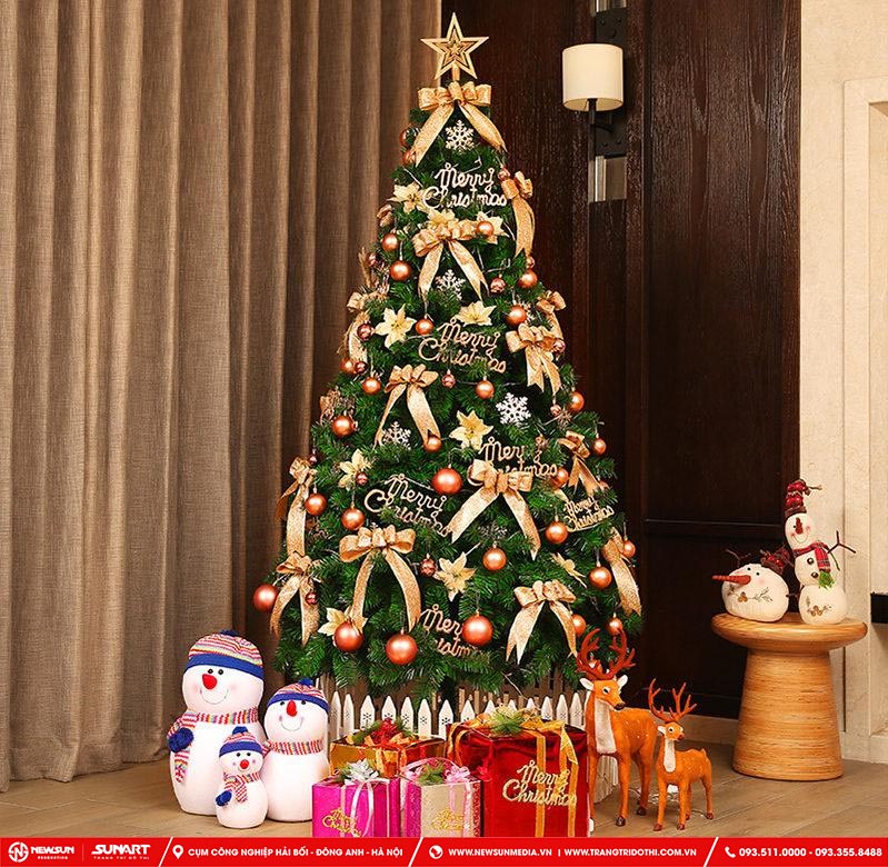Trang trí cây thông Noel màu vàng với ngôi sao Bethlehem