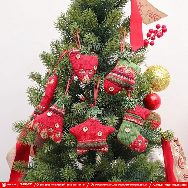 Trang trí cây thông Noel trong nhà với tất giáng sinh