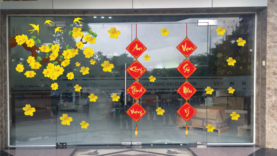 Trang trí tết trên cửa kính với mẫu decal nhành cây mai vàng
