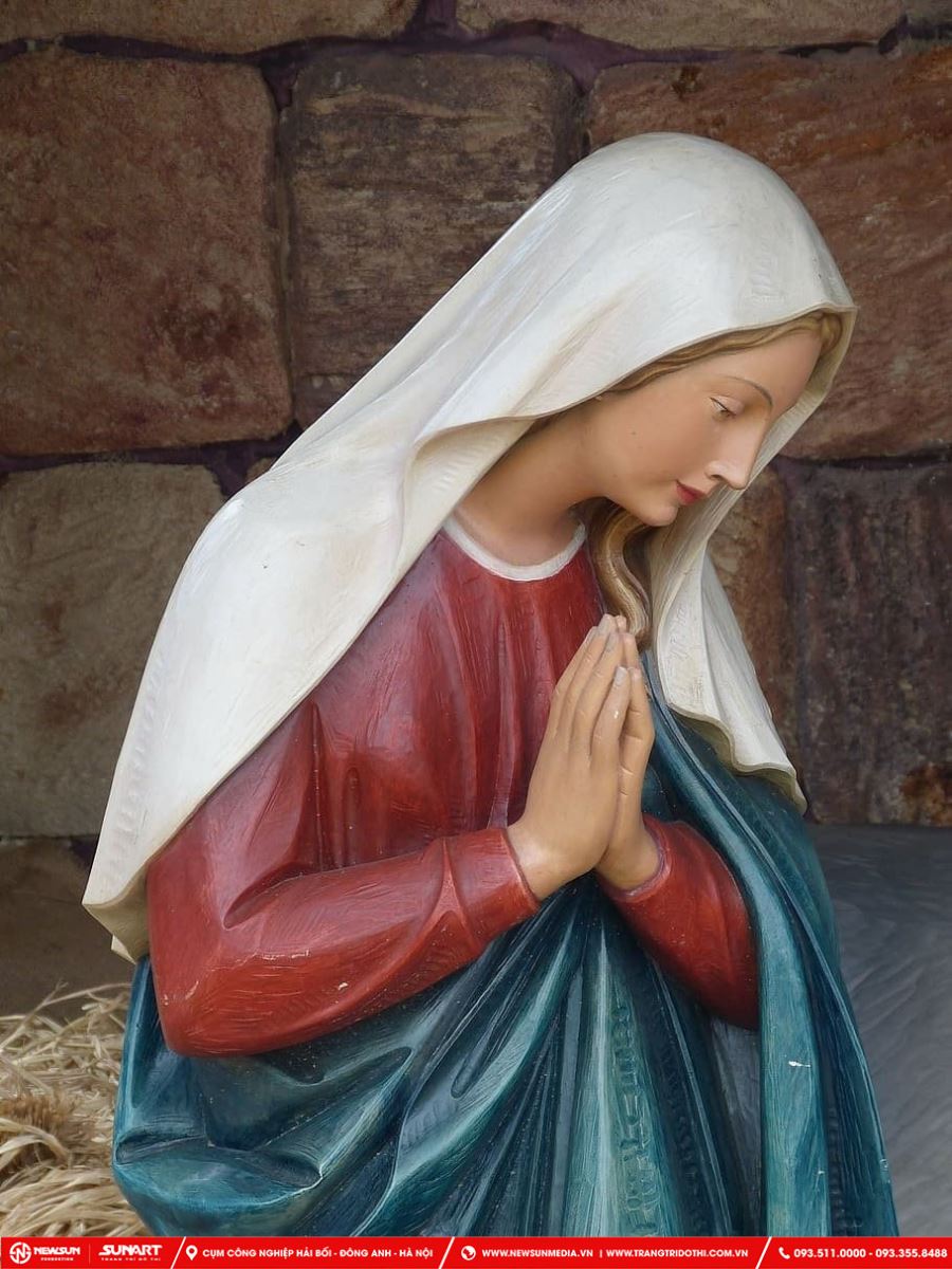 Tượng Đức Mẹ Maria trong hang đá
