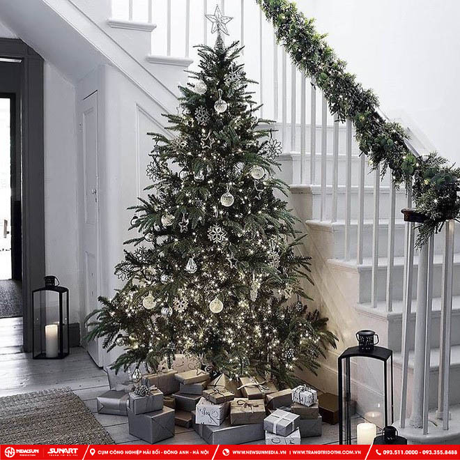 Trang trí noel cầu thang với cây thông Noel