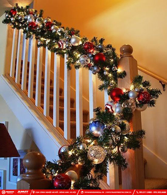 Trang trí cầu thang Noel với quả châu