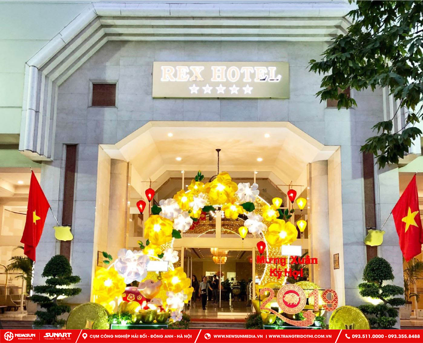 Trang trí cổng chào tại tòa nhà Rex Hotel