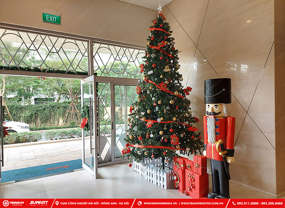 Việc trang trí Noel giúp tạo ra không khí lễ hội, ấm áp và phấn khích trong khu chung cư