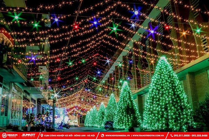 Trang trí Noel đường phố với cây thông Noel