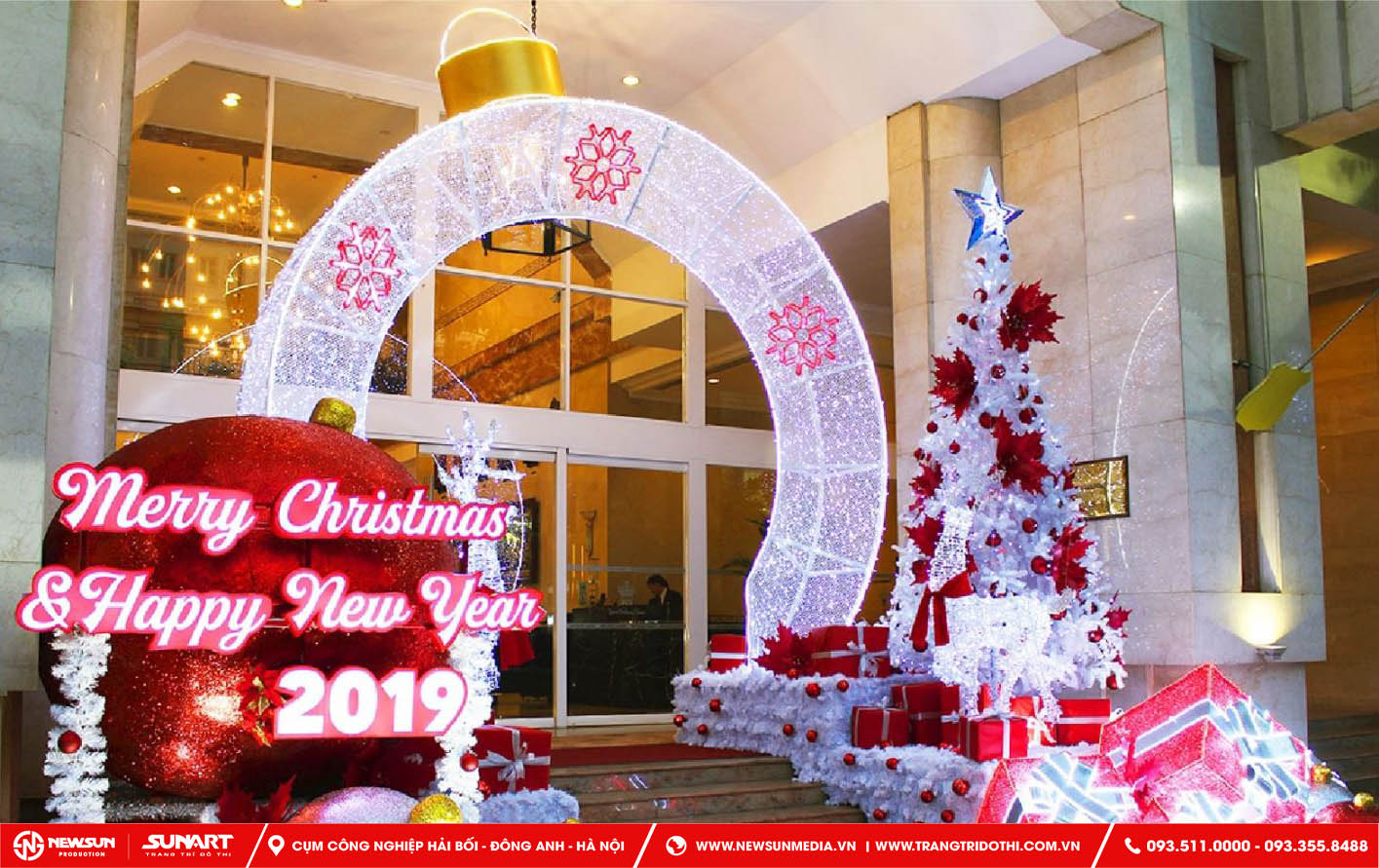 Trang trí cửa chính với hộp quà và cổng chào Noel