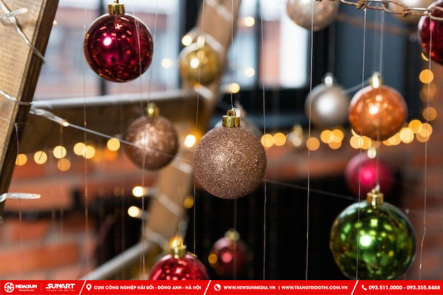 Trang trí Noel quán trà sữa với quả châu trên cây thông